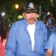 Daniel Ortega, flanqueado por Rosario Murillo y el jefe de la Policía, Francisco Díaz, juramentado para otros seis años en el cargo. Foto: DW