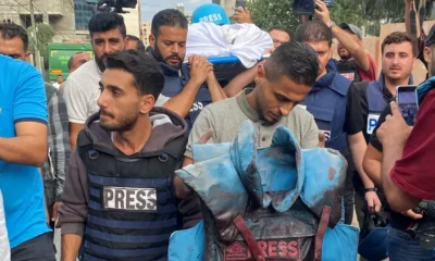 Periodistas palestinos asisten a un acto en memoria de su colega Mohammed Soboh, quien murió junto con otros dos periodistas en un ataque aéreo israelí en la ciudad de Gaza en 2023. Foto: DW