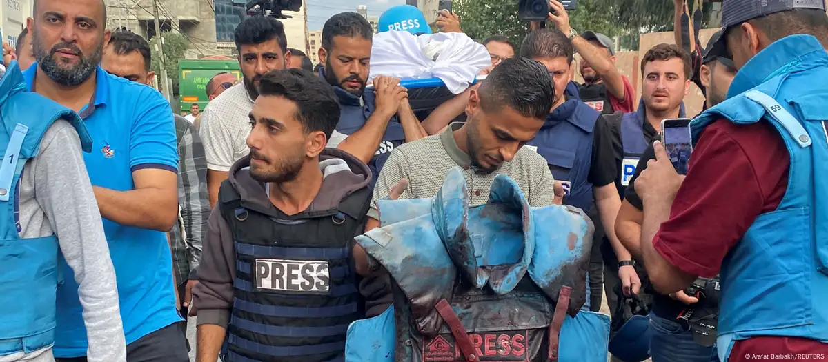 Periodistas palestinos asisten a un acto en memoria de su colega Mohammed Soboh, quien murió junto con otros dos periodistas en un ataque aéreo israelí en la ciudad de Gaza en 2023. Foto: DW