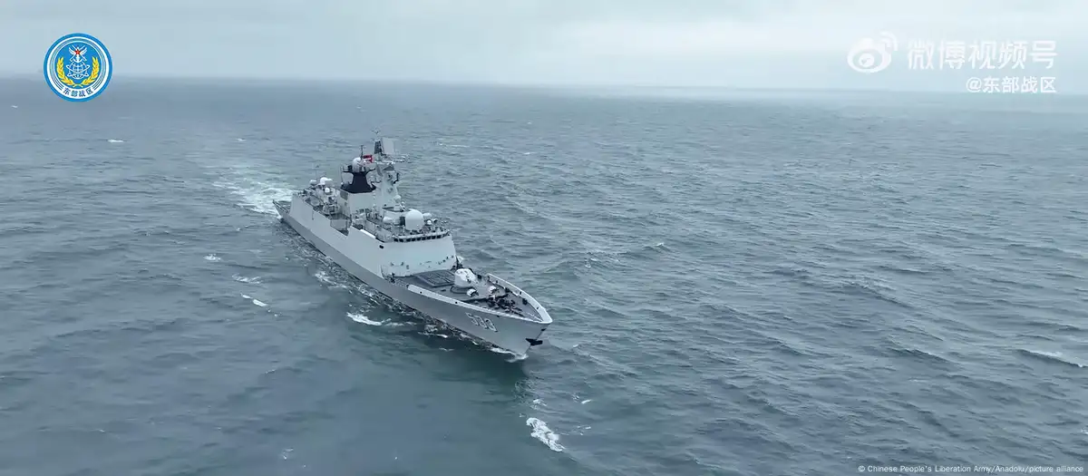 El Ejército chino envió sus fuerzas naval y aérea para monitorear el tránsito del barco canadiense. Foto: DW