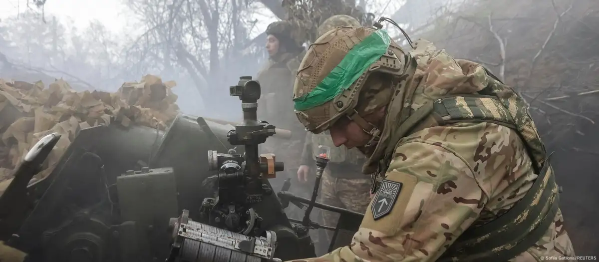 Un militar ucraniano dispara un obús D-30 hacia las tropas rusas en una posición en primera línea en la región de Kharkiv, Ucrania. Foto: DW