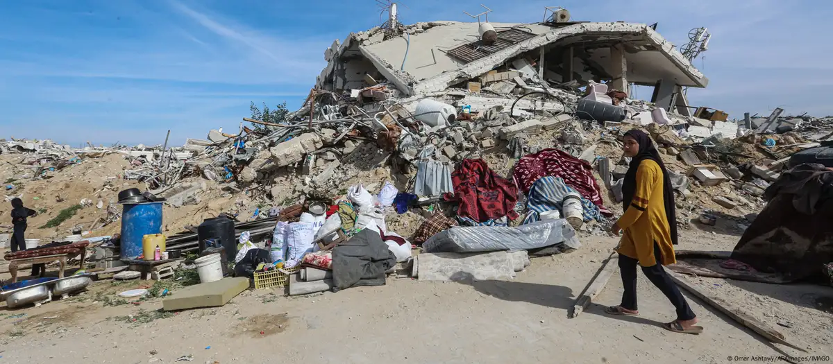 Los palestinos intentan sobrevivir en tiendas de campaña entre los escombros de sus casas demolidas, tras el acuerdo de alto el fuego entre Hamás e Israel. Imagen: Omar Ashtawy/APAimages/IMAGO