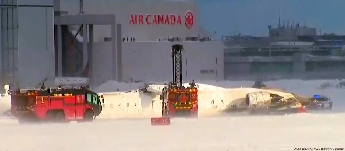 Avión vuelca en aterrizaje en Toronto. Foto: DW