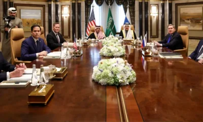 Las delegaciones de Estados Unidos y Rusia, junto a mediadores saudíes, a la mesa de negociaciones en Riad. Foto: DW