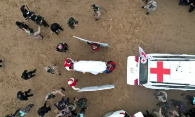 El Comité Internacional de la Cruz Roja recibió, en Gaza, cuatro ataúdes con cuerpos de rehenes israelíes. Foto: DW.