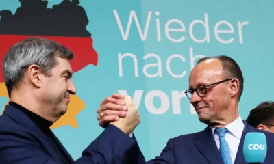 El candidato a canciller de la unión conservadora CDU/CSU, Friedrich Merz (dcha.), y el líder bávaro de la CSU, Markus Söder, celebran la victoria del bloque en elecciones anticipadas en Alemania. Foto:DW