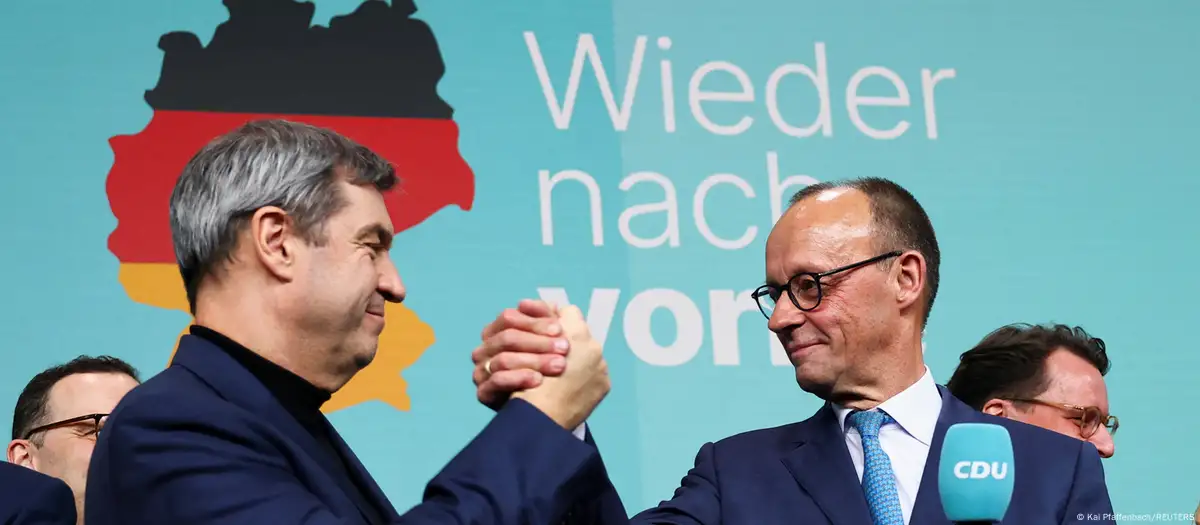 El candidato a canciller de la unión conservadora CDU/CSU, Friedrich Merz (dcha.), y el líder bávaro de la CSU, Markus Söder, celebran la victoria del bloque en elecciones anticipadas en Alemania. Foto:DW