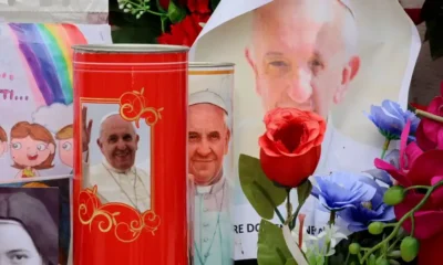 Fieles rezan por la salud del Papa Francisco. Foto: DW