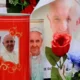 Fieles rezan por la salud del Papa Francisco. Foto: DW