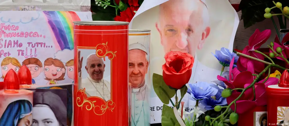 Fieles rezan por la salud del Papa Francisco. Foto: DW