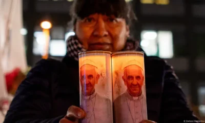 Fieles rezan por el Papa Francisco. Foto:DW.