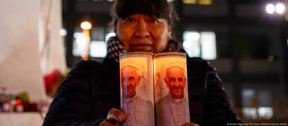 Fieles rezan por el Papa Francisco. Foto:DW.