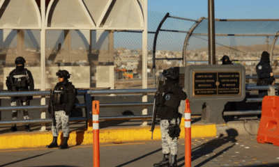 Miembros de la Guardia Nacional de México vigilan a los migrantes en Ciudad Juárez. Foto: Infobae.