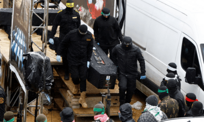 El grupo terrorista Hamas entregó este jueves a la Cruz Roja Internacional los cuerpos de cuatro rehenes israelíes. Foto: Infobae.