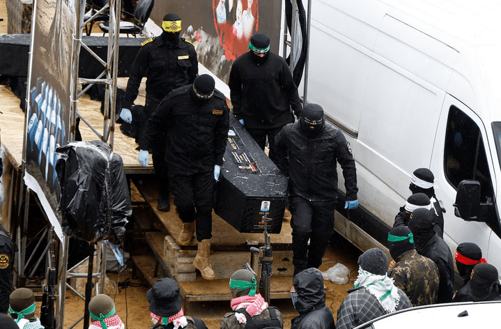 El grupo terrorista Hamas entregó este jueves a la Cruz Roja Internacional los cuerpos de cuatro rehenes israelíes. Foto: Infobae.