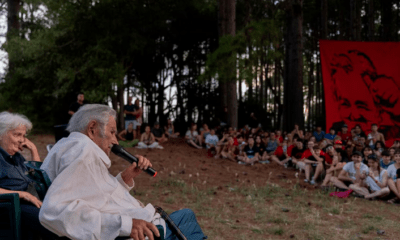 Pepe Mujica junto a su esposa Lucia Topolasky en un campamento de jóvenes militantes. Foto: Infobae.