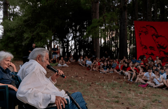 Pepe Mujica junto a su esposa Lucia Topolasky en un campamento de jóvenes militantes. Foto: Infobae.