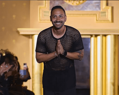 Negro Vázquez al cierre de un desfile en Paris, Francia. Foto: Gentileza.