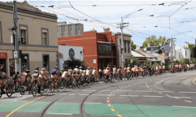 Tradicional carrera desnudos en bicicleta en Australia. Foto: Infobae.