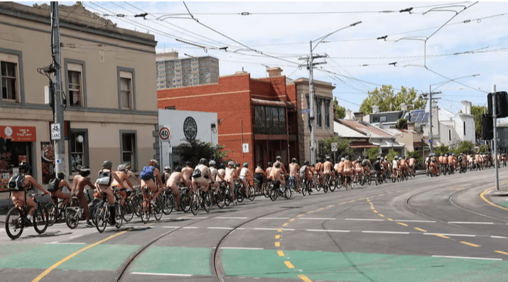 Tradicional carrera desnudos en bicicleta en Australia. Foto: Infobae.