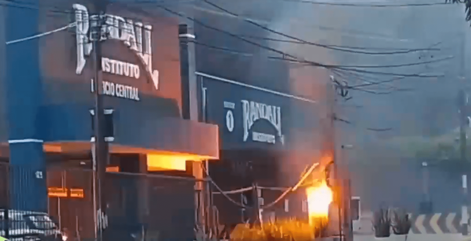 El cortocircuito provocó el principio de un incendio. Foto: Captura.