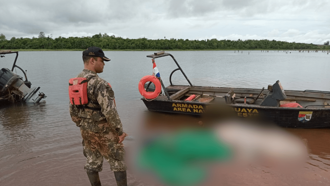 Agentes de la Armada Paraguaya rescataron los cuerpos. Foto: Gentileza.