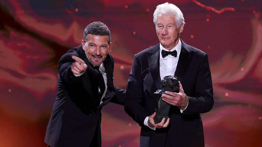 Richard Gere recibiendo el premio por parte de Antonio Banderas © Julio Muñoz