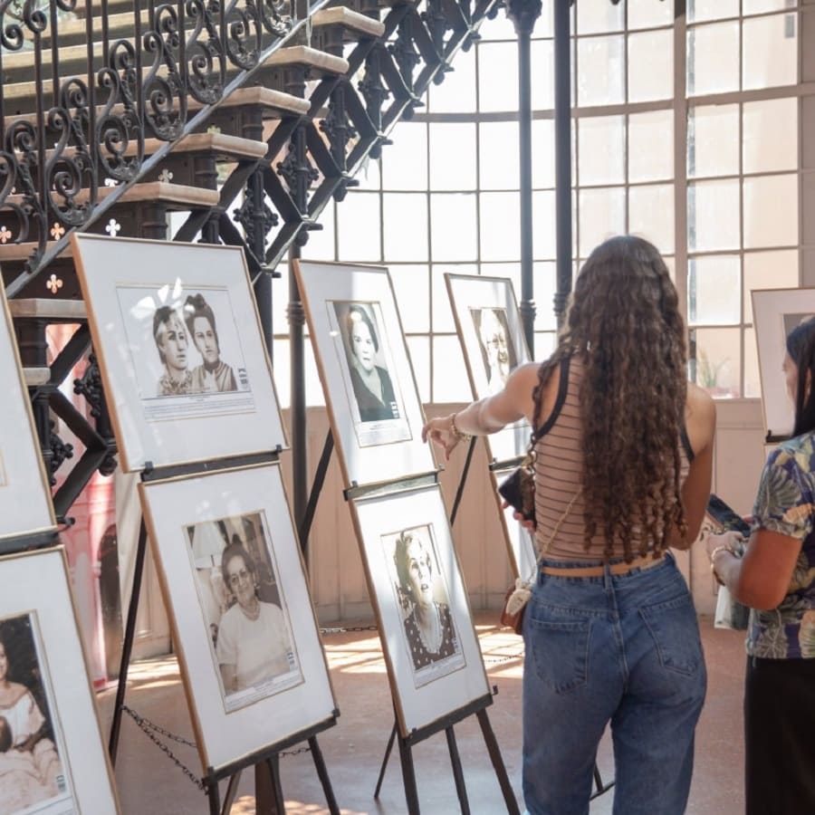 Recorrido por la exposición "Heroínas del Paraguay". Cortesía