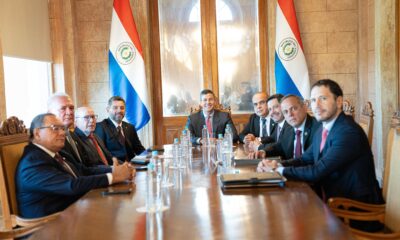 Representantes de los tres poderes del Estado y otros. Foto: Gentileza.