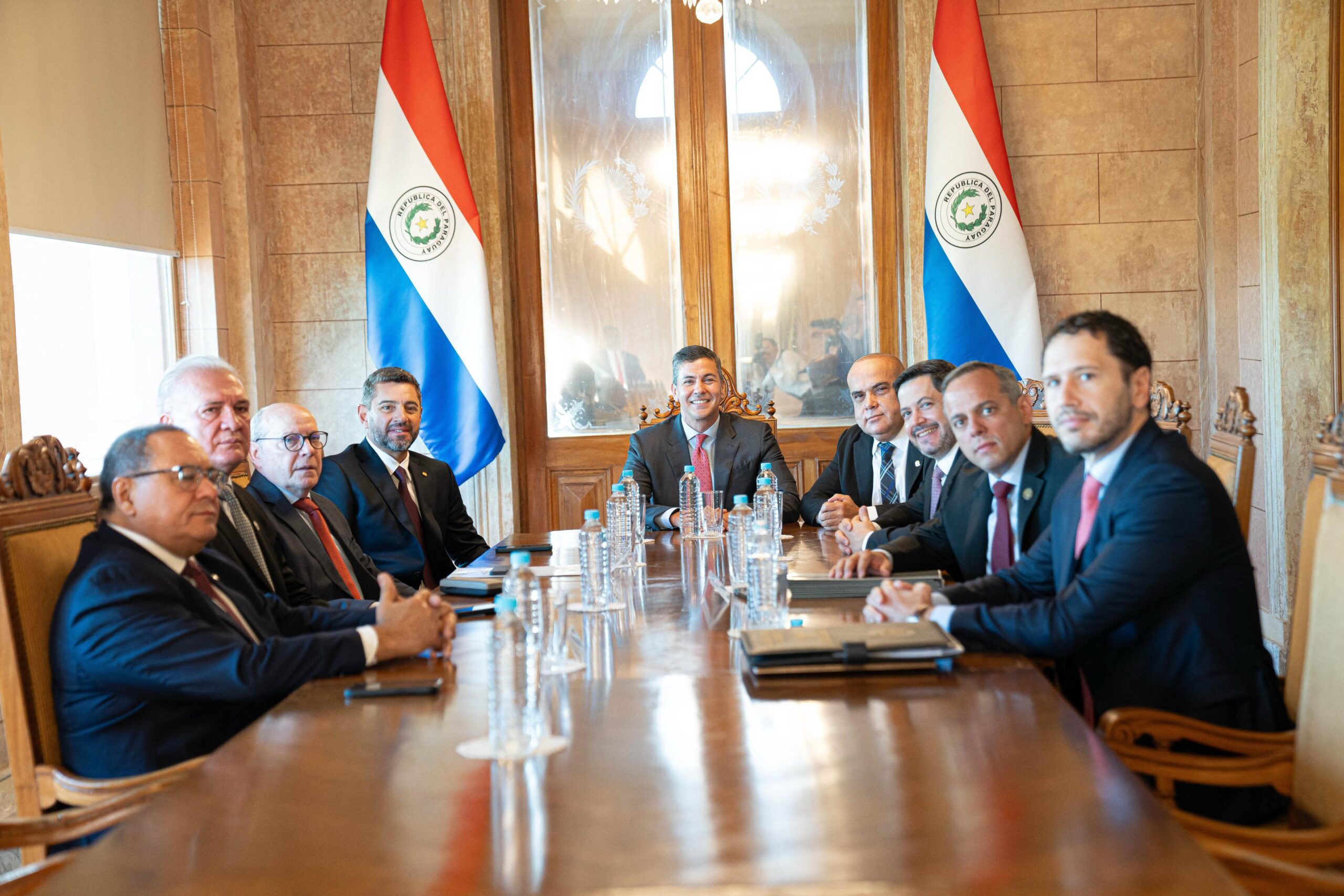 Representantes de los tres poderes del Estado y otros. Foto: Gentileza.