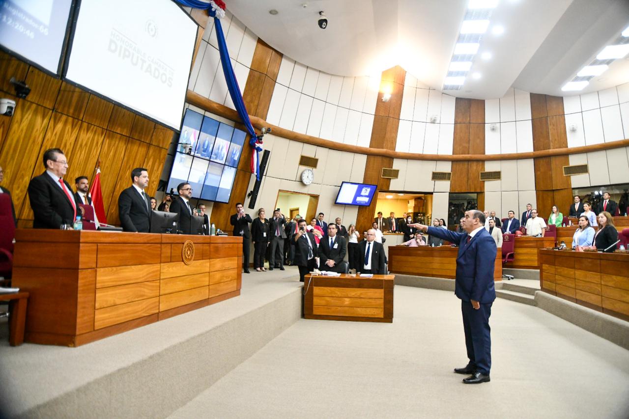 Saúl González, jurando en reemplazo de Orlando Arévalo. Foto: Gentileza