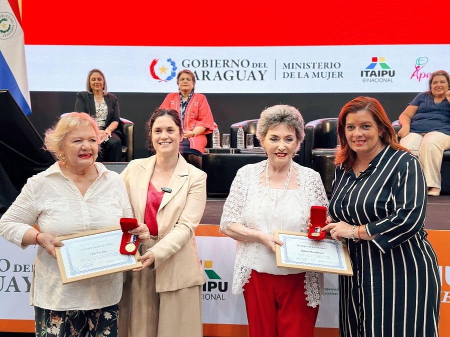 Lilu Torres y Reina Menchaca junto a la ministra Adriana Ortiz. Cortesía