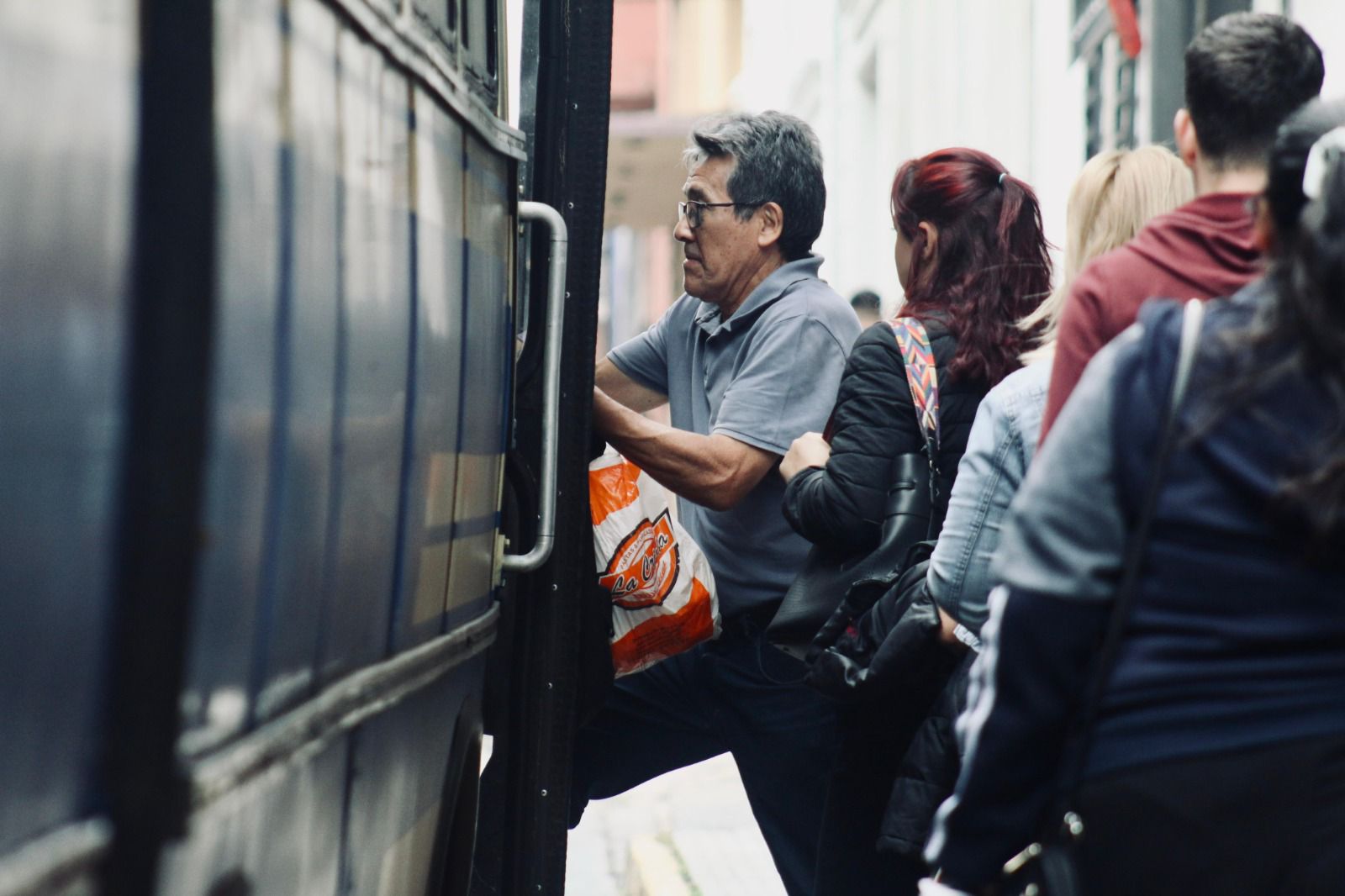 Pasajeros del transporte público. Foto: MOPC.