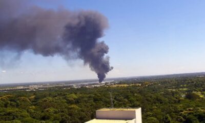 Voraz incendio en un depósito de cubiertas en Puerto Fénix, Mariano Roque Alonos. Foto: El Nacional.