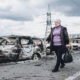 Una mujer camina delante de unos coches quemados en un puente de Irpin, a 7 de marzo de 2022, en Irpin (Ucrania). Foto: Europa Press.