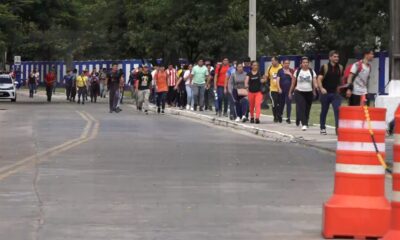 Trabajadores de la fábrica Minerva Foods abandonando el recinto. Foto: El Nacional.