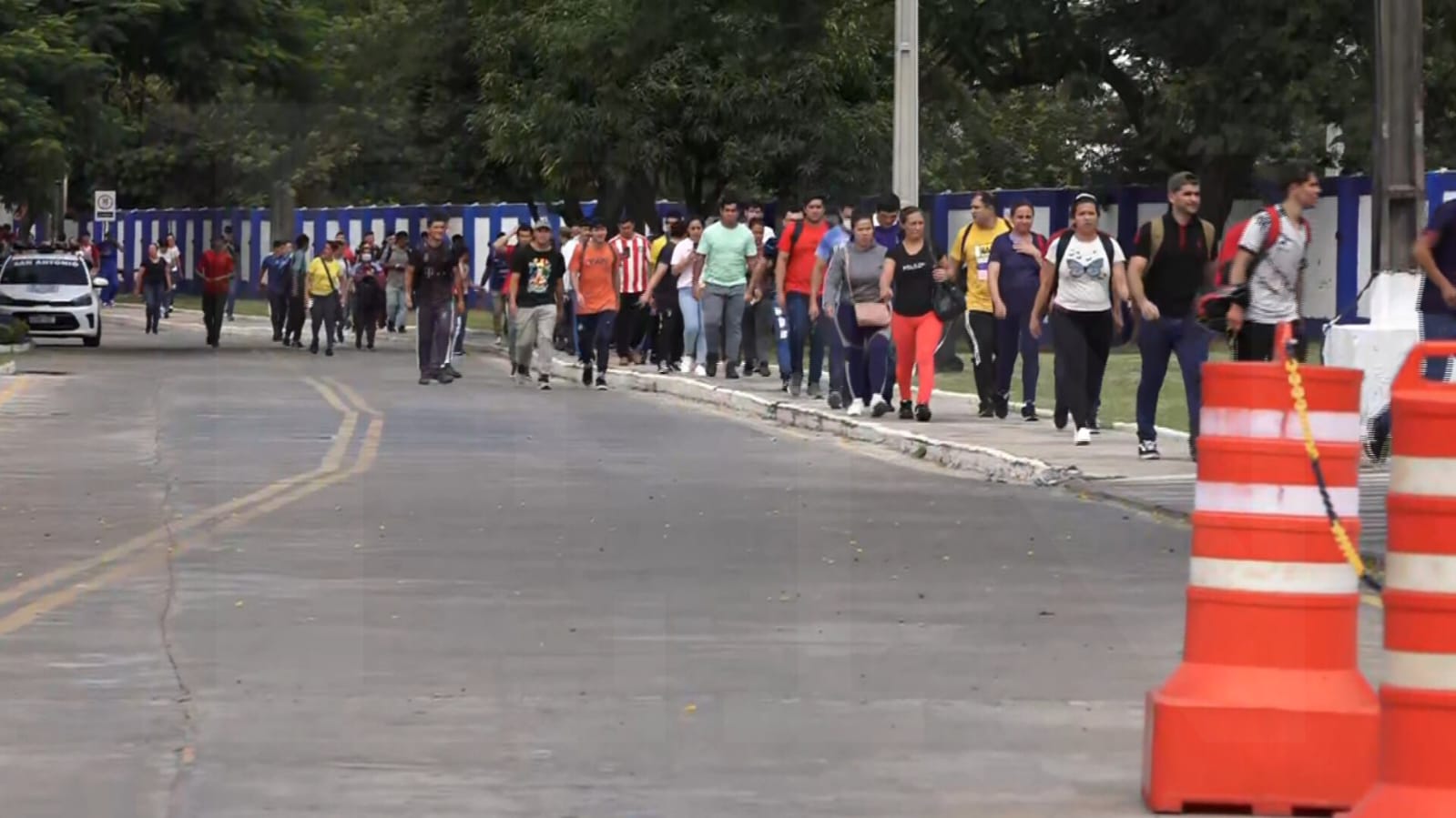 Trabajadores de la fábrica Minerva Foods abandonando el recinto. Foto: El Nacional.