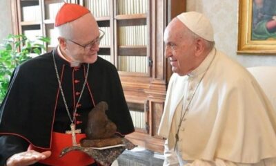 El cardenal Odilo Pedro Scherer junto a Francisco. Foto: El Observador