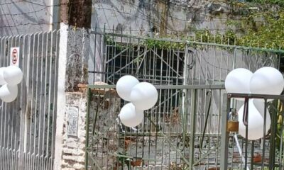 Vecinos adornaron la vivienda de la mujer fallecida con globos blancos. Foto: Gentileza.