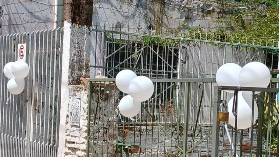 Vecinos adornaron la vivienda de la mujer fallecida con globos blancos. Foto: Gentileza.