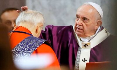 El Papa Francisco coloca cenizas sobre la cabeza de un cardenal durante una procesión por el Miércoles de Ceniza de 2020 en Roma. (REUTERS/Remo Casilli)