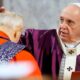 El Papa Francisco coloca cenizas sobre la cabeza de un cardenal durante una procesión por el Miércoles de Ceniza de 2020 en Roma. (REUTERS/Remo Casilli)