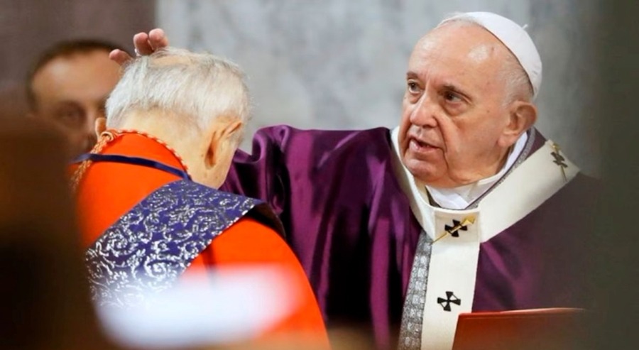 El Papa Francisco coloca cenizas sobre la cabeza de un cardenal durante una procesión por el Miércoles de Ceniza de 2020 en Roma. (REUTERS/Remo Casilli)