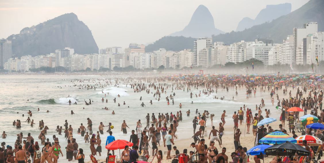 Las aguas del océano Atlántico presentan temperaturas más altas de lo esperable, por lo que no generan un viento fresco sino, en su lugar, una brisa cálida (EFE)./Infobae