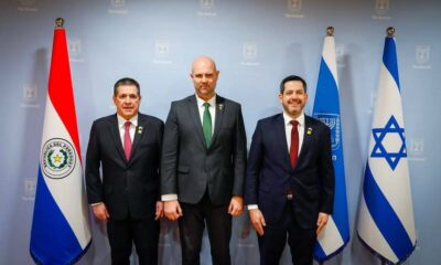 El exmandatario Horacio Cartes con el titular del Parlamento de Israel, Amir Ohana y el diputado Raúl Latorre. Foto: Gentileza.