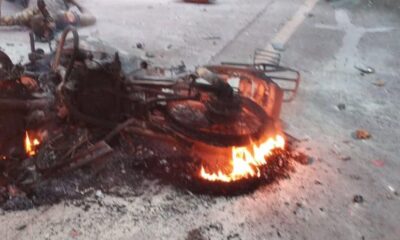 Una motocicleta se incendió tras el accidente. Foto: Gentileza.