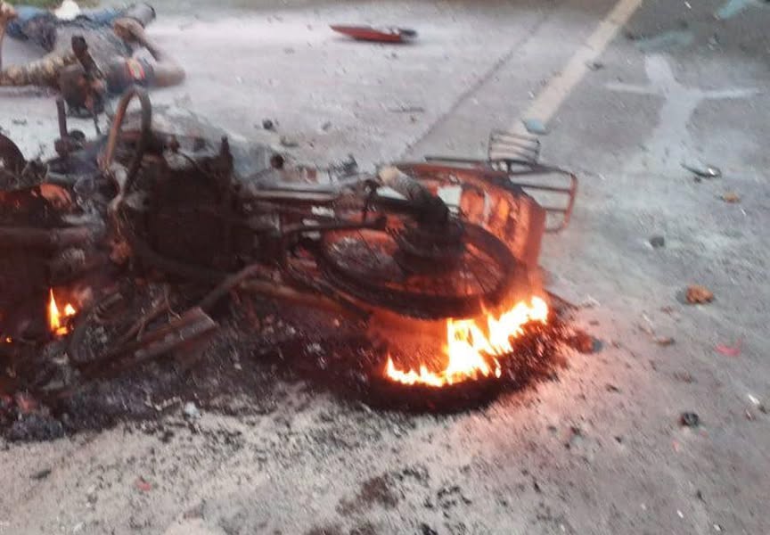 Una motocicleta se incendió tras el accidente. Foto: Gentileza.