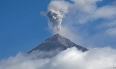 Volcán de Fuego escupiendo cenizas. Foto: DW