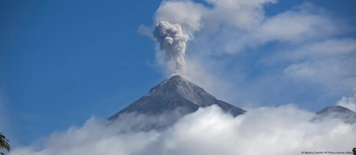 Volcán de Fuego escupiendo cenizas. Foto: DW