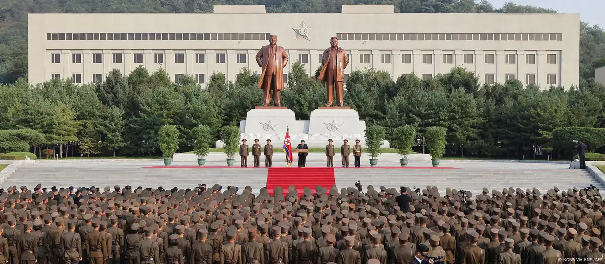 Kim Jong-un ante militares. Foto: DW